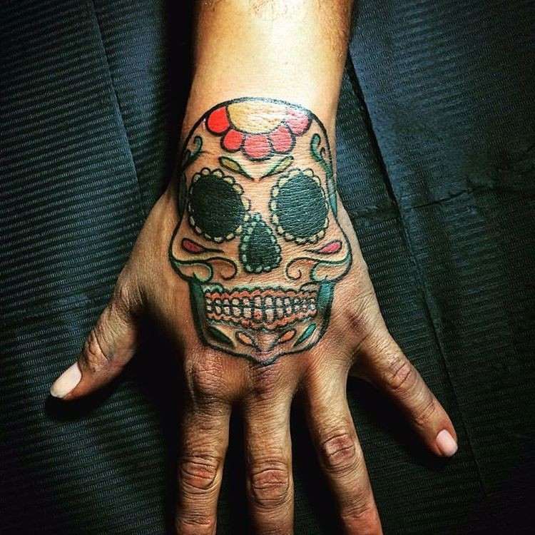 mexikanischer totenkopf tattoo design mit farbe auf hand und handgelenk