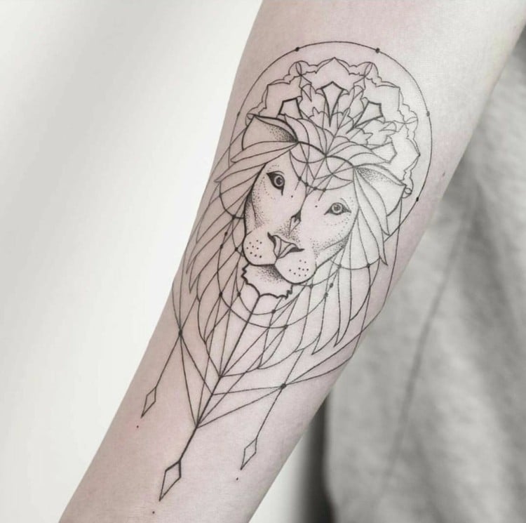minimalistisches und schönes Löwen Tattoo mit Mandala und Traumfänger