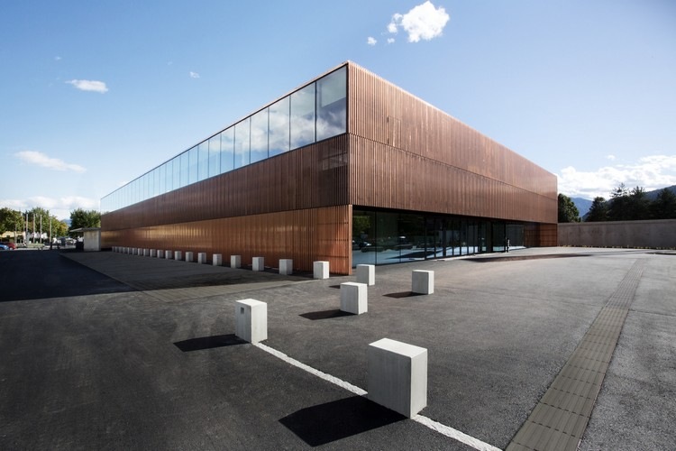 mit kupfer bauen nachhaltige materialen fassade für sporthalle mit moderner architektur verkleiden