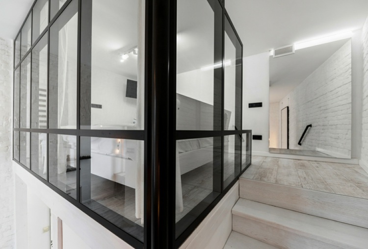 moderne einrichtung schwarz weiß konrast treppenhaus glaswand schwarz gerahmt