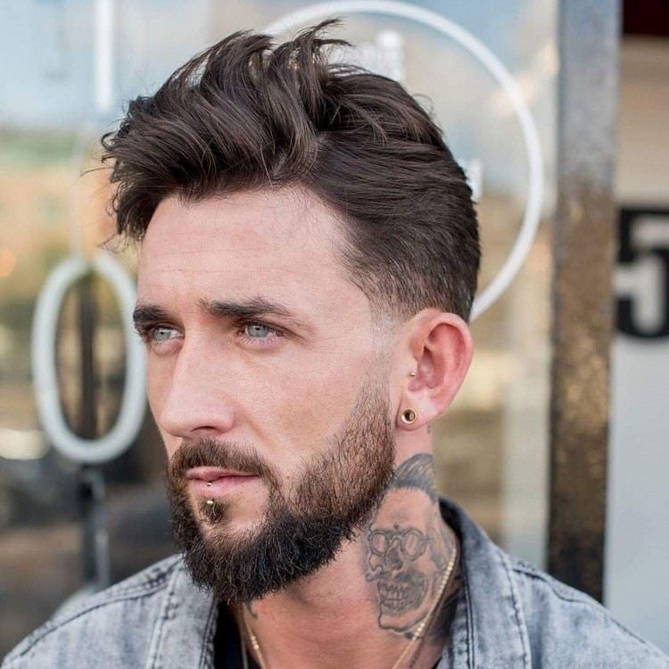 moderner haarschnitt männer 2019 hipster stil mit bart und piercings