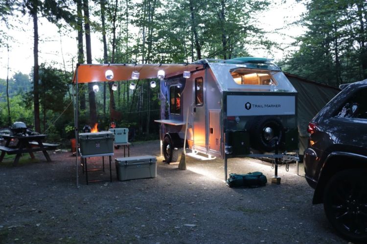 moderner camping anhänger kompakt wohnwagen güterverkehr transporter abendlicht grillen