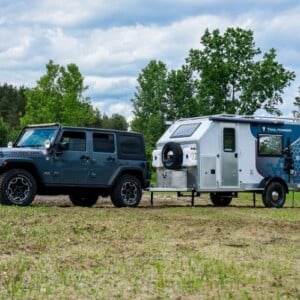 moderner camping anhänger kompakt wohnwagen güterverkehr transporter sequoia trail marker geländewagen