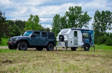 moderner camping anhänger kompakt wohnwagen güterverkehr transporter sequoia trail marker geländewagen