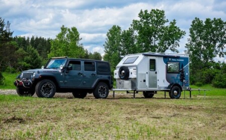 moderner camping anhänger kompakt wohnwagen güterverkehr transporter sequoia trail marker geländewagen