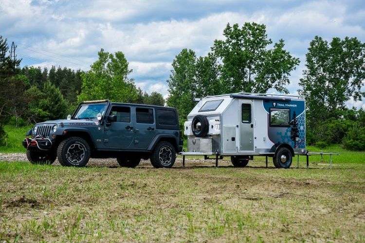 moderner camping anhänger kompakt wohnwagen güterverkehr transporter sequoia trail marker geländewagen