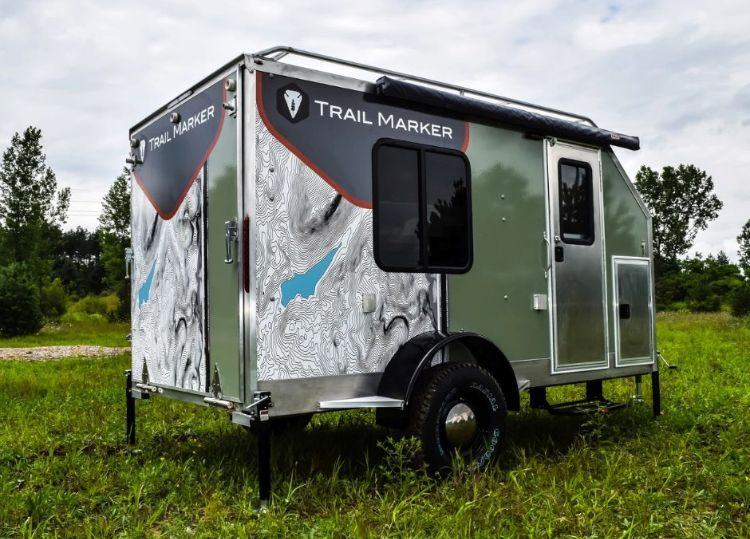 moderner camping anhänger kompakt wohnwagen güterverkehr transporter sequoia trail marker muster farben tarnung