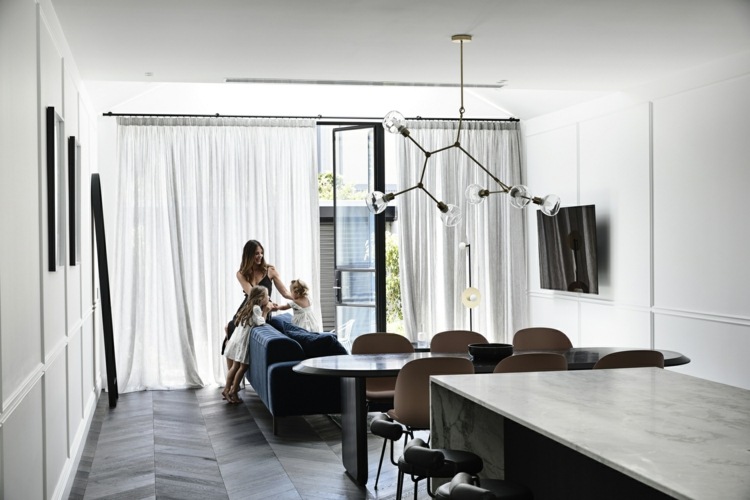 modernes Wohnzimmer mit Essbereich und Küche mit Marmor Arbeitsplatte