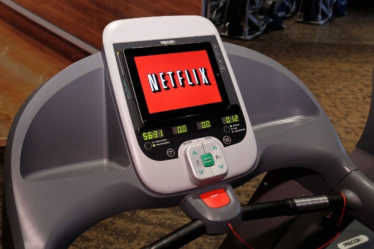 modernes gerät fitnesstraining laufband tablet netflix