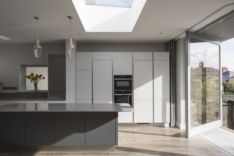 modernes zweifamilienhaus einbauküche funktionalle möbel kücheninsel arbeitsplatte dachfenster