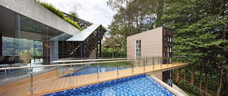 modulare Architektur Holzbrücke über dem Wasser Ausblick zum Wald