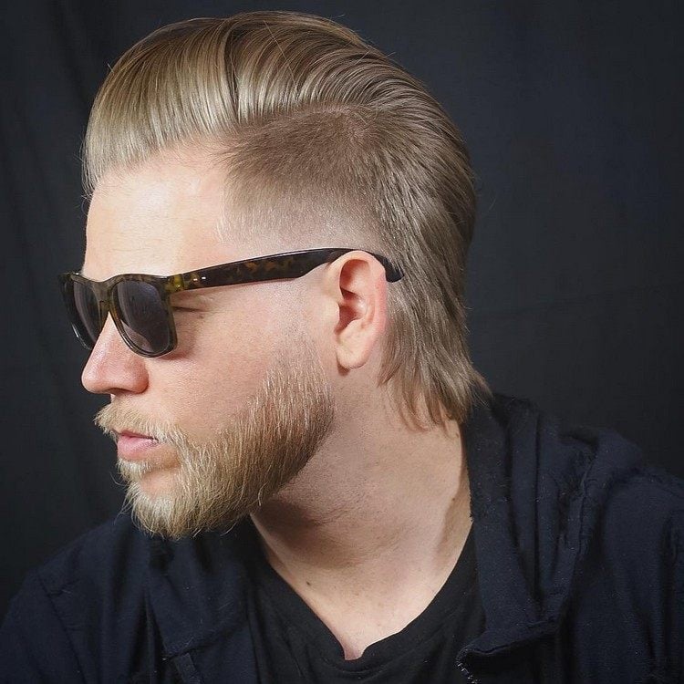 männerfrisuren 2019 irokesenschnitt fake-iro sonnenbrille blondes haar und bart trend
