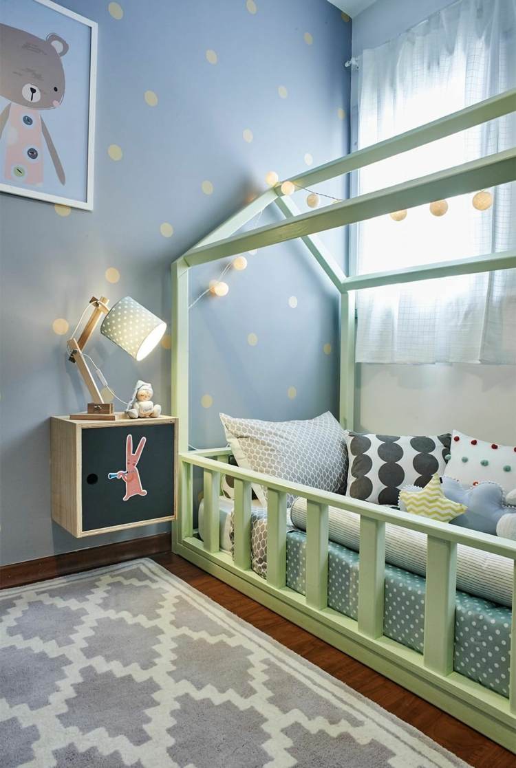 neutrale und ruhige Farben verwenden grünes Bett aus Holz Tapete