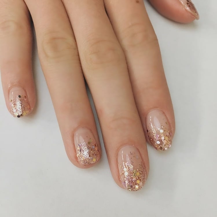 nude nails gold schmimmernd glitzer nagelart silvester