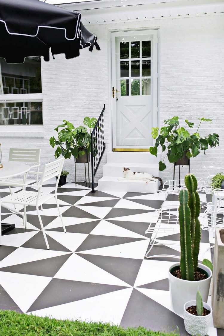 outdoor-balkon-bodenbelag-ideen-schwarz-weiß-geometrische-formen-blumentöpfe-kakteen