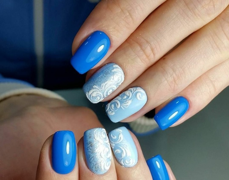 royalblau hellblau nageldesign blumen weiß winterliches design sugar nails effekt