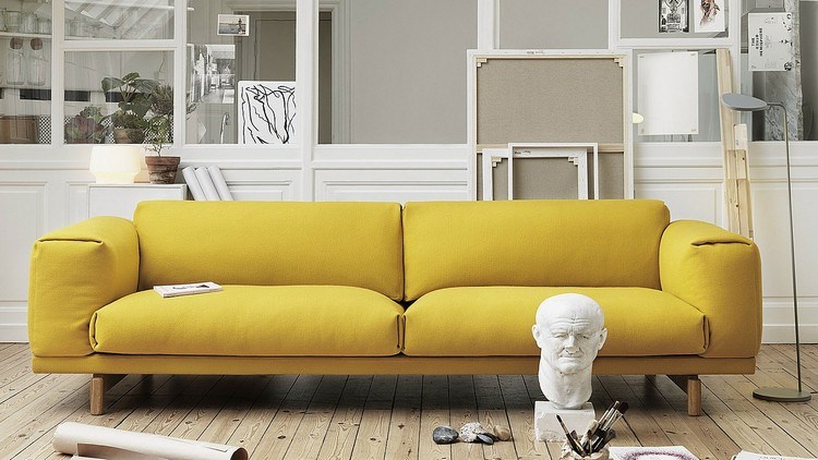 satte gelbfarbe für sofa als kontrast im wohnraum kunstwerke kombinieren