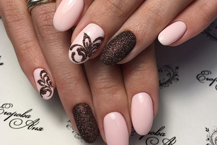 schicke maniküre oval sugar nails braun rosa verzierung blume