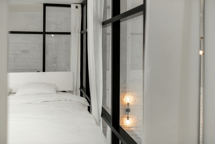 schlafzimmer schwarz weiß einrichten bett stahlrahmen kontrast