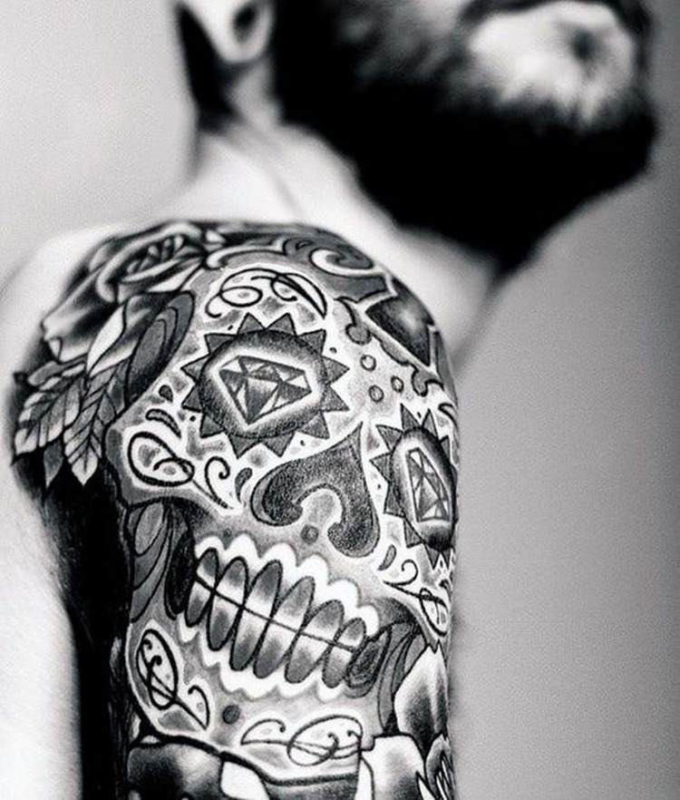 schulter tattoo mexikanischer totenkopf schwarz weiß