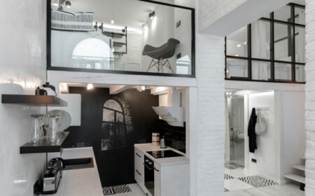 schwarz weiß einrichten omshumelda ukraine lviv loft wohnung modern zwischengeschoss küche