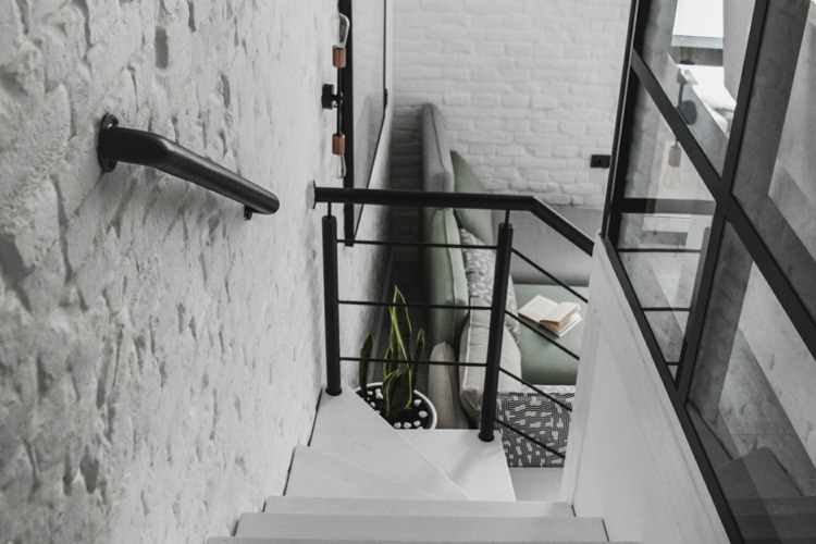 schwarz weiß einrichten omshumelda ukraine lviv loft wohnung treppe backsteinwand metallgeländer