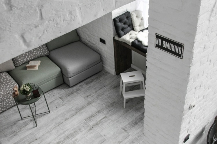 schwarz weiß einrichten omshumelda ukraine weiße backsteinwand restauriert couch