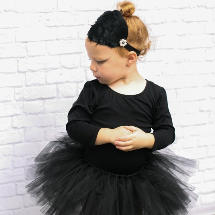 schwarzes Ballerina Kostüm mit Fascinator als Haarschmuck