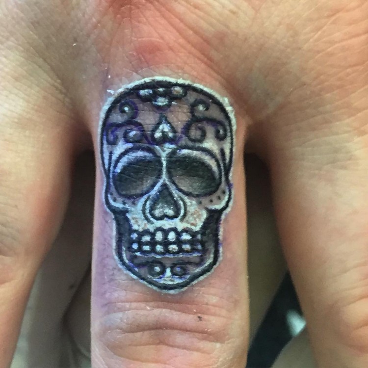 schädel tattoo mexikanischer totenkopf auf finger tätowieren