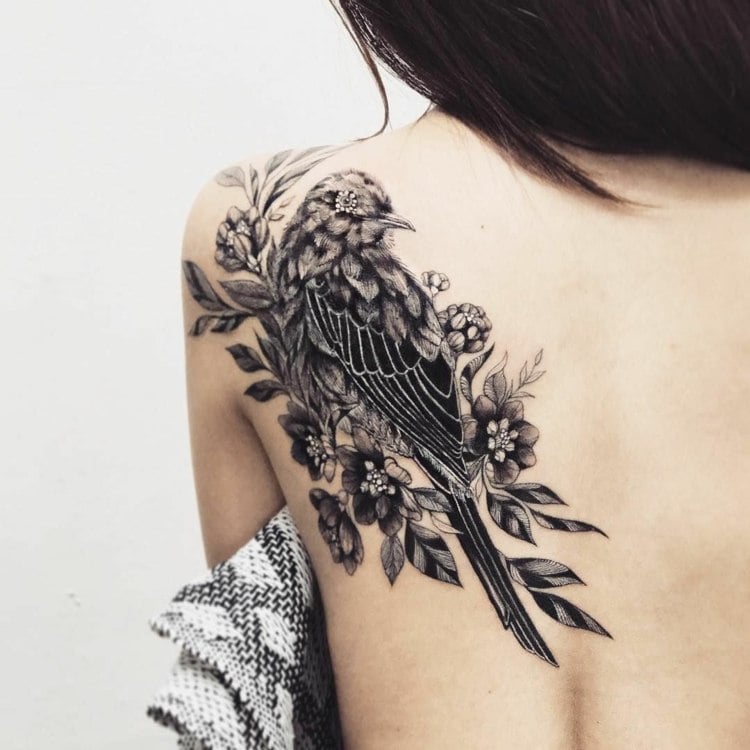 schönes Frauen Tattoo mit Vogel und floralen Motiven
