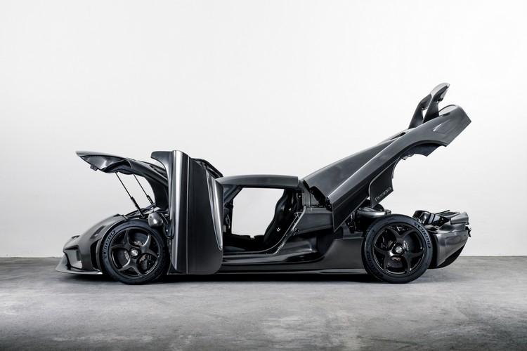 sportlicher wagen sportauto in schwarz mit flügeltüren seitenansicht