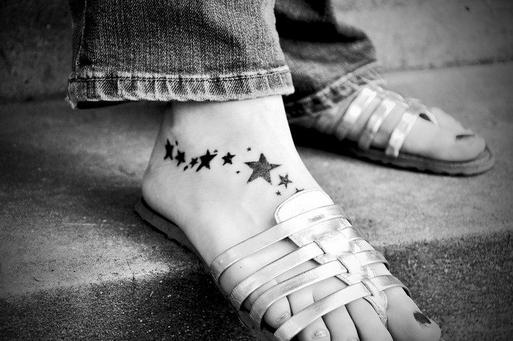 sterne tattoo auf dem fuß für frauen jeans sommerschuhe