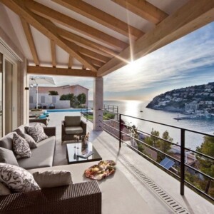 traumhaus betonboden mit drainage auf balkon mit aussicht auf wasser überdachung