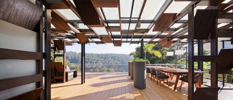 überdachte Terrasse mit Ausblick Essbereich mit großem Tisch