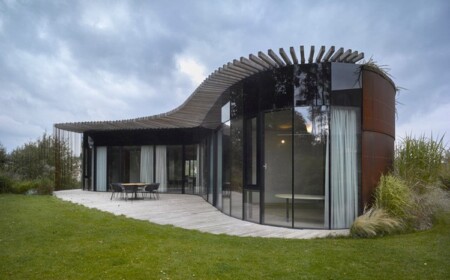 vorderseite mit gartenmöbeln im innenhof glastüren und begrüntes dach mit pergola