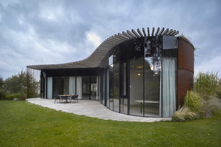 vorderseite mit gartenmöbeln im innenhof glastüren und begrüntes dach mit pergola