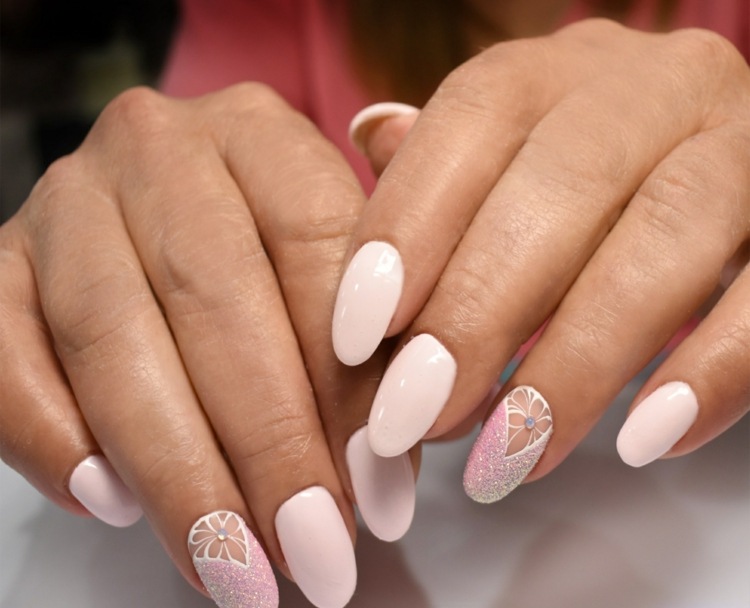 weiß nude filigrane dekorationen sugar nails effekt