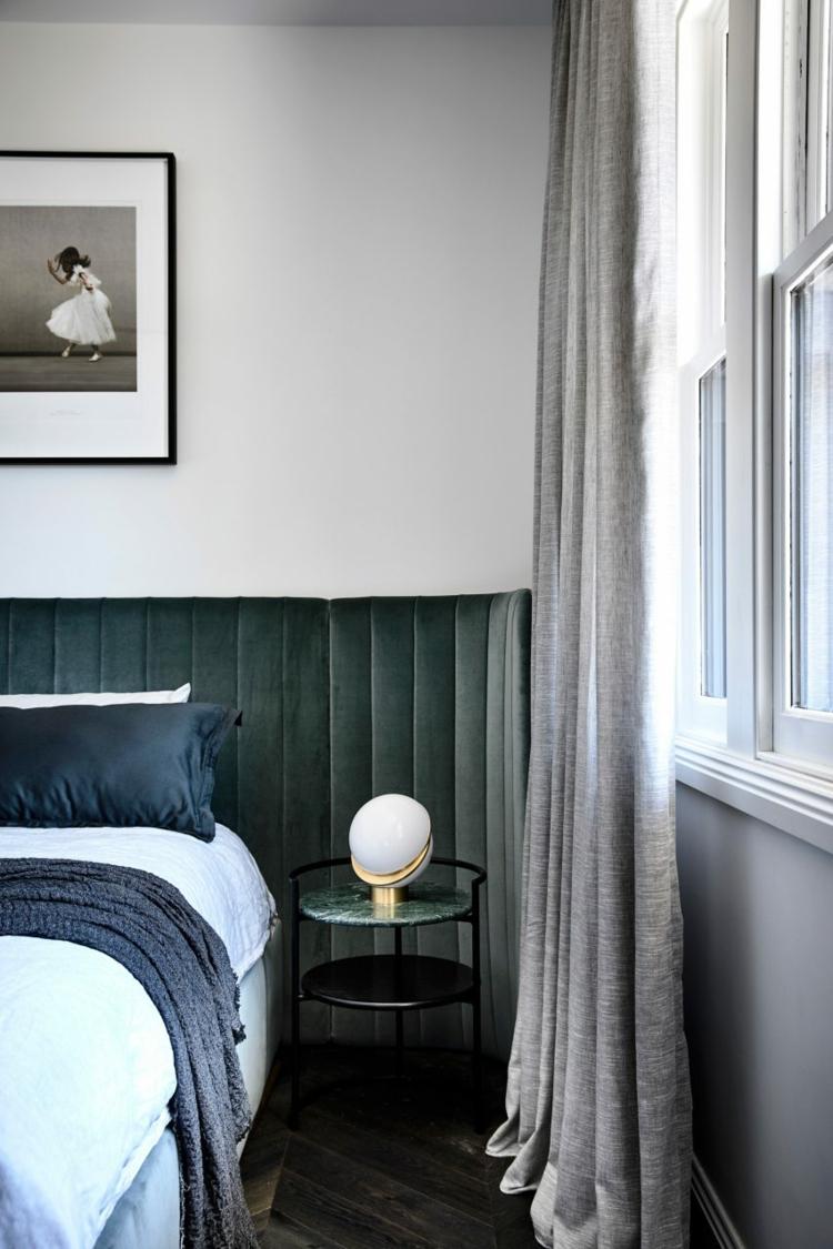 zeitlose Schlafzimmer Einrichtung im französischen Stil mit eleganten Nachttischleuchten