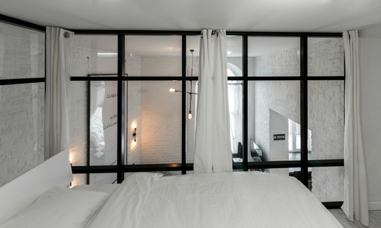 zimmer schwarz weiß einrichten schlafzimmer loft wohnung modern glaswand schwarze stahlrahmen