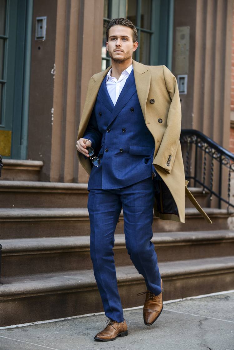 zweireihiger anzug marineblau mit beige mantel kombinieren weißes hemd stylen oxford schuhe braun