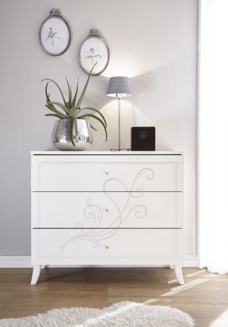 Aloe Vera Pflanze in silbernem Topf Tischleuchte auf weißer Kommode