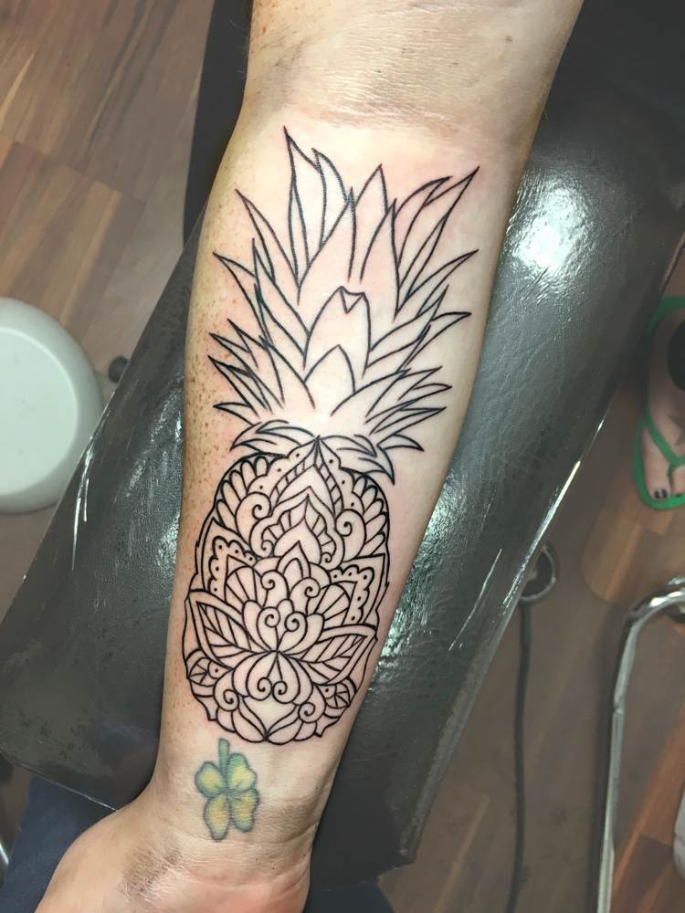Ananas Mandala Tattoo an der Wade Mann