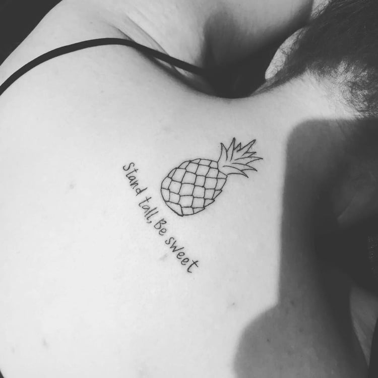 Ananas Tattoo Bedeutung für Frauen harte Schale süßer Kern