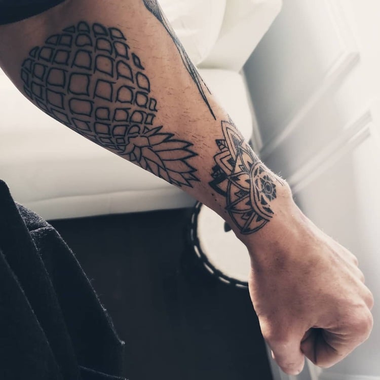 Ananas Tattoo Mann am Unterarm Blätter zeigen nach unten