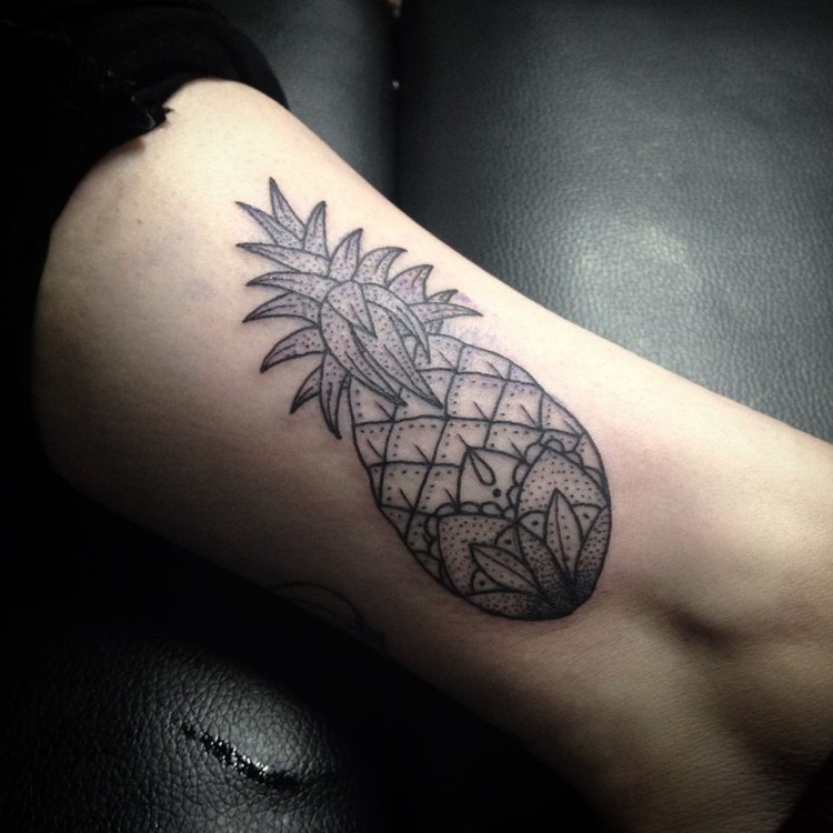 Ananas Tattoo am Bein im Dotwork Stil