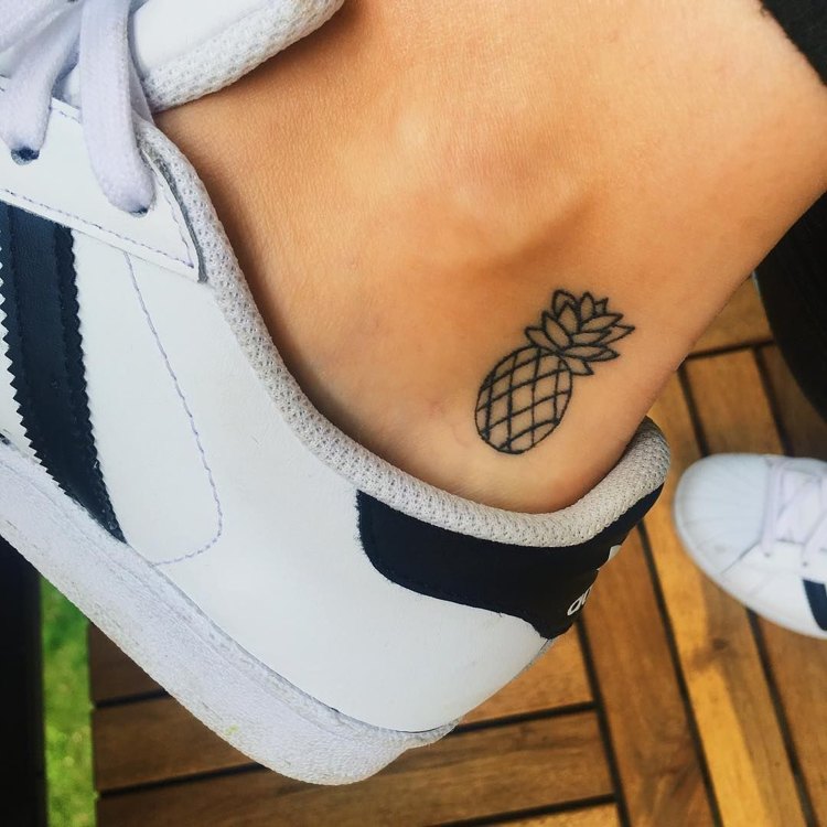 Ananas Tattoo am Fuß hinter dem Knöchel einfarbig