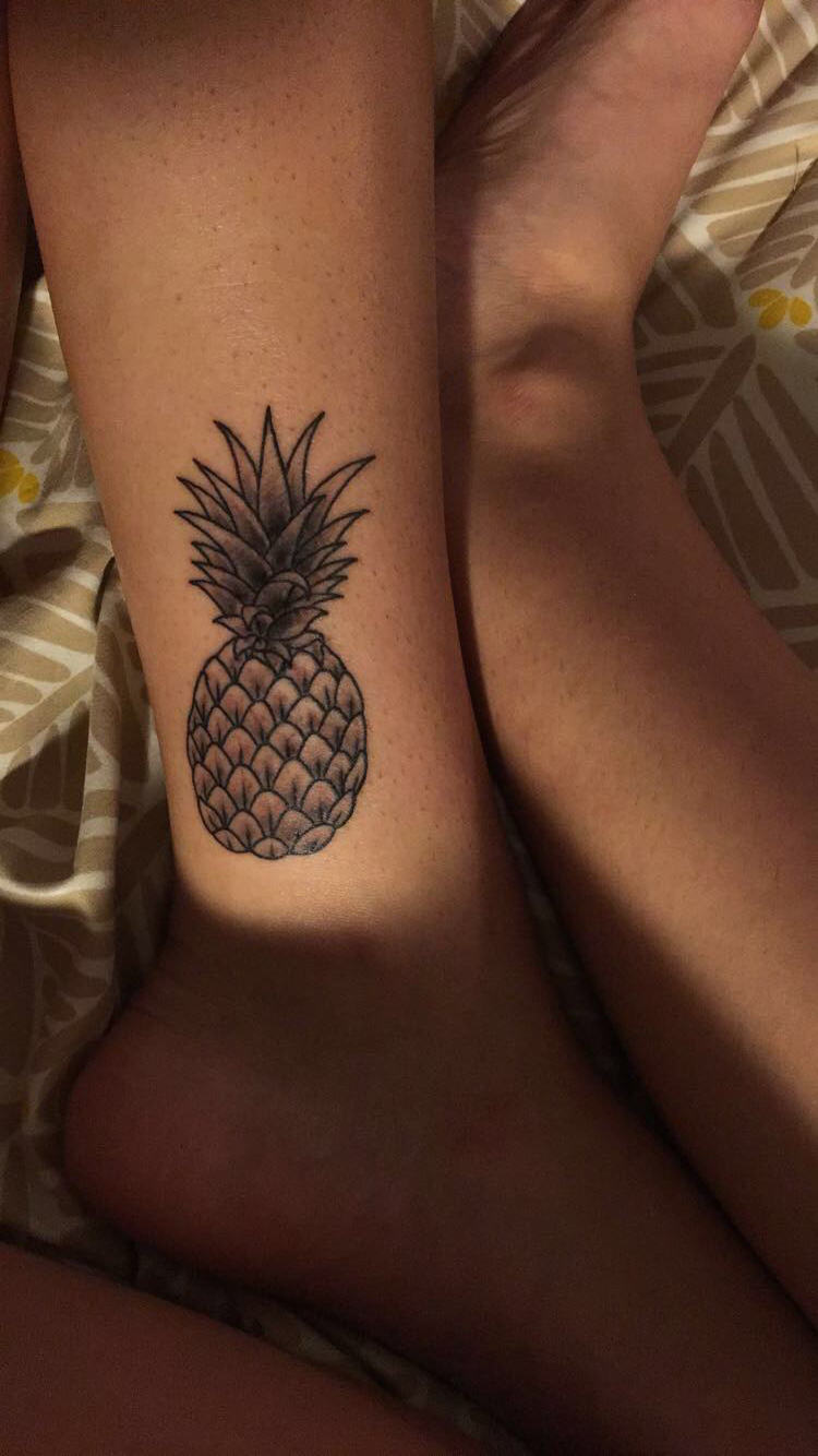 Ananas Tattoo am Fuß klein einfarbig
