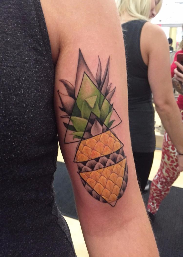 Ananas Tattoo am Oberarm geometrisch modern