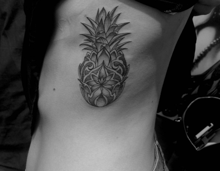 Ananas Tattoo an den Rippen Frau Schatten
