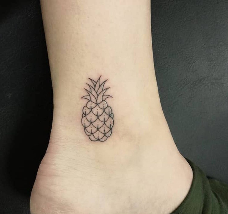 Ananas Tattoo klein am Fuß Frau Tiny